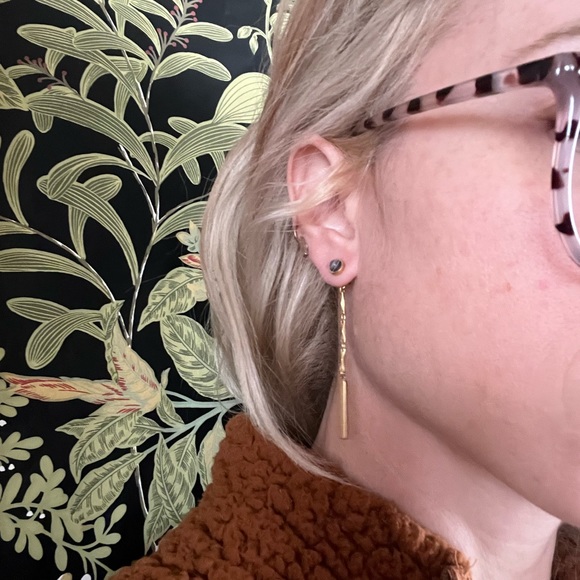 Brushed Gold drop earrings with stone - Picture 2 of 4